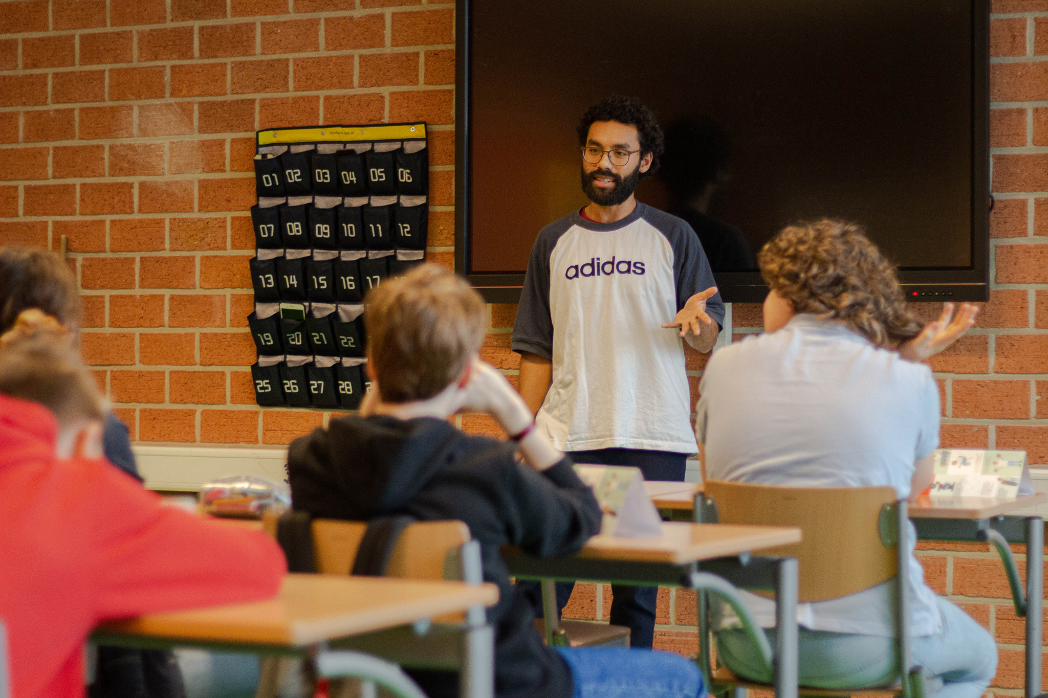 Peer education en de inzet van jonge rolmodellen om lastige gesprekken te openen.